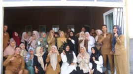 Ketua Dekranasda Pidie Jaya Ny. Eva Mahnizar Ahmad Dadek beserta rombongan Mengunjugi Gerai UMKM Pidie Jaya di Bandar Baru. Selasa,  07/01/2024.
