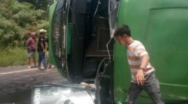 Poso, 23 Februari 2025 – Sebuah bus penumpang dari PO Adi Putra jurusan Makassar–Morowali mengalami kecelakaan tunggal di ruas Jalan Trans Sulawesi, tepatnya di Desa Matialemba, Kecamatan Pamona Timur, Kabupaten Poso, siang tadi.