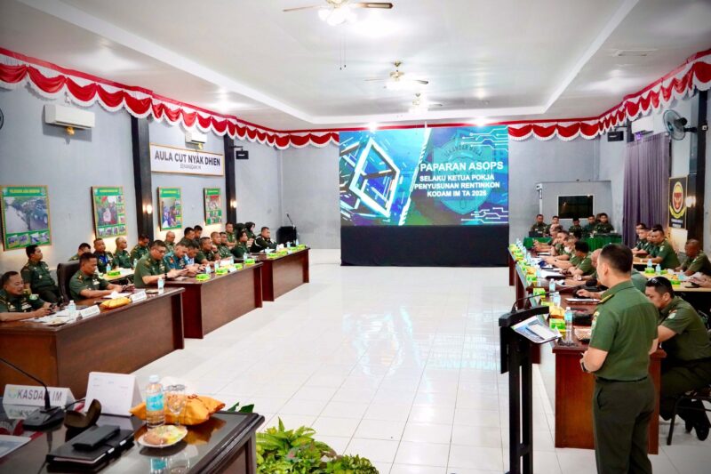 Brigjen TNI Ayi Supriatna, S.I.P., M.M., secara resmi membuka Rapat Penyusunan Rencana Tindakan Menghadapi Kontijensi (Rentinkon) Kodam IM Tahun 2026, yang digelar di Aula Cut Nyak Dien Bekangdam IM pada Senin (10/02/2025).