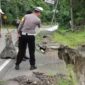 Kepolisian Resor (Polres) Padang Pariaman menutup setengah Jalan Nasional Lintas Sumatera Padang-Bukittinggi Via Padang Panjang di KM 61+500 yang berada di Puncak Malibo Anai, Kecamatan 2x11 Kayu Tanam,