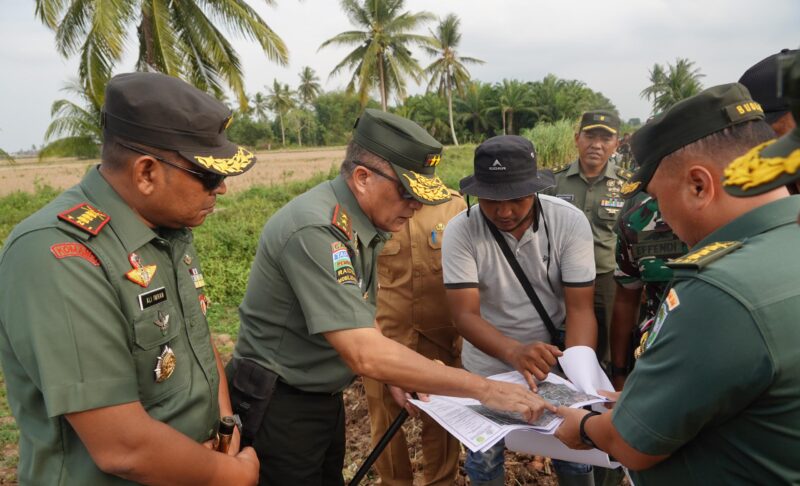 Mayor Jenderal TNI Niko Fahrizal, M.Tr.(Han), menyampaikan bahwa program Optimasi Lahan (Oplah) Tahun 2024 telah berhasil diselesaikan sepenuhnya dengan total luas lahan mencapai 11.557,25 Ha (100%).