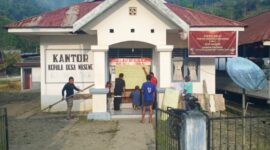Kantor Desa Masewe, Kecamatan Pamona Timur, Kabupaten Poso, disegel oleh warga, sebagai bentuk protes terhadap kepemimpinan Kepala Desa Masewe dan perangkat desa. Warga menuntut transparansi anggaran serta perbaikan pelayanan setelah menganggap kinerja desa tidak maksimal. Jumat 1/11/24.