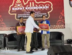 Ketua Persatuan Wartawan Indonesia (PWI) Kota Subulussalam, Khalidin Umar Barat saat menjadi narasumber pada rapat koordinasi evaluasi penyelenggaraan Pilkada serentak tahun 2024, Kamis (6/2/2025) di Gedung Serbaguna Pendopo Wali Kota Subulussalam.