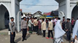 Personel Polisi Polres Pidie Jaya, laksanakan pengamanan dan ngatur lalu lintas , memberikan kenyamanan Para pelayat wafatnya Abu Usman Ali Kuta Krueng. Sabtu,15 Februari 2025