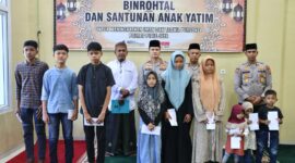 Kapolres Pidie Jaya  Foto Bersama Anak Yatim selesai  kegiatan Pembinaan Rohani dan Mental (Binrohtal)  Yasinan, Tahlilan dan Santunan Anak Yatim , di Mushalla Mapolres Kamis, 20 Februari 2025. (foto.ist)