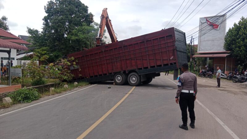 Satu Mobil Barang masuk Parit  di Jalan Banda Aceh-Medan, Keude Ulee Glee, Kecamatan Bandar Dua, Kabupaten Pidie Jaya, Kamis (20/2/2025) foto.ist