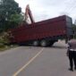 Satu Mobil Barang masuk Parit  di Jalan Banda Aceh-Medan, Keude Ulee Glee, Kecamatan Bandar Dua, Kabupaten Pidie Jaya, Kamis (20/2/2025) foto.ist