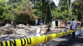 Sat Reskrim Polres Aceh Selatan bersama Tim Labfor Polda Sumatra Utara Olah TKP Dugaan Pembakaran dan Pengerusakan Rumah.