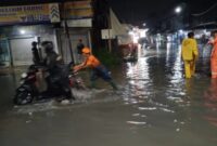 Hujan deras yang mengguyur Kota Serang, Banten menyebabkan beberapa titik wilayah terendam banjir. (Foto : TLii/Heru)