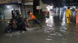 Hujan deras yang mengguyur Kota Serang, Banten menyebabkan beberapa titik wilayah terendam banjir. (Foto : TLii/Heru)