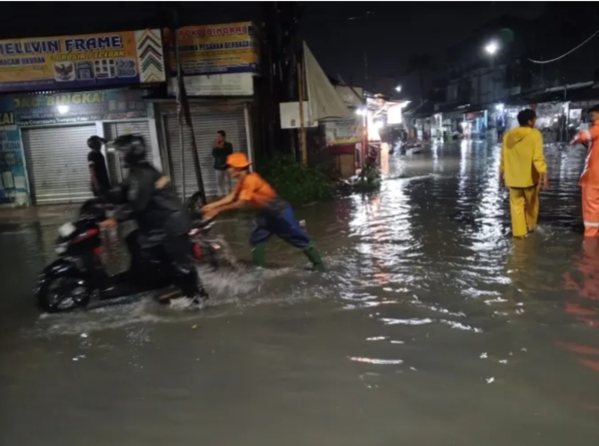 Hujan deras yang mengguyur Kota Serang, Banten menyebabkan beberapa titik wilayah terendam banjir. (Foto : TLii/Heru)