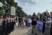Warga Padarincang unjukrasa di depan Polda Banten. (Foto : TLii / Heru)