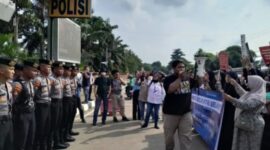 Warga Padarincang unjukrasa di depan Polda Banten. (Foto : TLii / Heru)