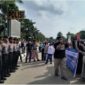Warga Padarincang unjukrasa di depan Polda Banten. (Foto : TLii / Heru)