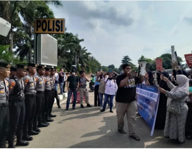 Warga Padarincang unjukrasa di depan Polda Banten. (Foto : TLii / Heru)