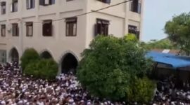 Ribuan jemaah dari berbagai daerah menghadiri prosesi pemakaman ulama kharismatik Abu Usman Kuta Krueng di Komplek Pesantren Darul Munawwarah, Gampong Kuta Krueng, Kecamatan Bandar Dua, Kabupaten Pidie Jaya, Kamis (13/2/2025).foto.Ist