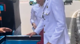 Pemandangan tak biasa terjadi usai pelantikan kepala daerah di Istana Negara. Wakil Bupati Tolitoli, Moh Besar Bantilan, mencuri perhatian publik saat meninggalkan istana dengan menaiki bajaj bersama sang istri, Ny Caroline. Tanpa pengawalan ketat atau kendaraan dinas mewah, pasangan ini memilih moda transportasi sederhana menuju hotel tempat mereka menginap bersama keluarga.