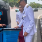 Pemandangan tak biasa terjadi usai pelantikan kepala daerah di Istana Negara. Wakil Bupati Tolitoli, Moh Besar Bantilan, mencuri perhatian publik saat meninggalkan istana dengan menaiki bajaj bersama sang istri, Ny Caroline. Tanpa pengawalan ketat atau kendaraan dinas mewah, pasangan ini memilih moda transportasi sederhana menuju hotel tempat mereka menginap bersama keluarga.