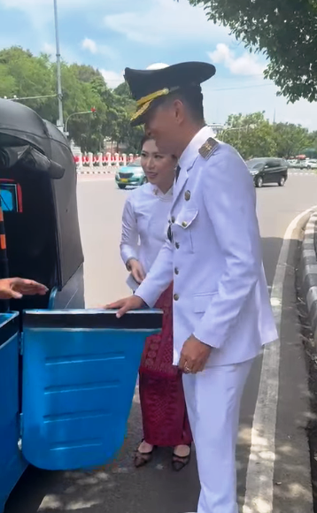Pemandangan tak biasa terjadi usai pelantikan kepala daerah di Istana Negara. Wakil Bupati Tolitoli, Moh Besar Bantilan, mencuri perhatian publik saat meninggalkan istana dengan menaiki bajaj bersama sang istri, Ny Caroline. Tanpa pengawalan ketat atau kendaraan dinas mewah, pasangan ini memilih moda transportasi sederhana menuju hotel tempat mereka menginap bersama keluarga.
