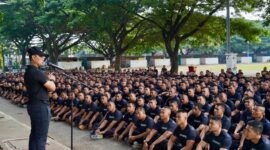 Brigadir Jenderal TNI Ayi Supriatna, S.I.P., M.M., memberikan pengarahan kepada para prajurit dan Pegawai Negeri Sipil (PNS) di lingkungan Kodam Iskandar Muda di Lapangan Blang Padang, Kota Banda Aceh, pada Selasa (4/2/2025) pagi