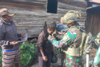 Satgas Yonif 112/DJ menggelar kegiatan anjangsana dan berinteraksi langsung dengan warga di Kampung 55, Pruleme,Senin (3/2/2025).