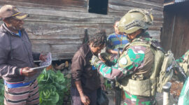 Satgas Yonif 112/DJ menggelar kegiatan anjangsana dan berinteraksi langsung dengan warga di Kampung 55, Pruleme,Senin (3/2/2025).