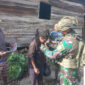 Satgas Yonif 112/DJ menggelar kegiatan anjangsana dan berinteraksi langsung dengan warga di Kampung 55, Pruleme,Senin (3/2/2025).