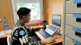 personel Satgas Military Police Unit (MPU) TNI Kontingen Garuda XXV-P/UNIFIL melaksanakan kegiatan pembuatan laporan kasus investigasi yang dilakukan oleh Tim Force Provost Marshall. proses penyusunan laporan tersebut. Senin (3/2/2025).