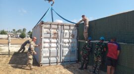 Praka Ferdiansyah Nugraha, turut serta dalam pembangunan bunker baru di wilayah operasi UNIFIL, Selasa (4/5/2025). Praka Ferdiansyah merupakan prajurit TNI yang berasal dari Batalyon Zeni Tempur 16/Dhika Anoraga 