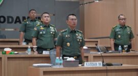 Brigadir Jenderal TNI Ayi Supriatna, S.I.P., M.M., menghadiri Rapat Koordinasi Teknis (Rakornis) TNI Manunggal Membangun Desa (TMMD) ke-123 Tahun 2025 di Ruang Vicon Puskodal Kodam IM, pada Kamis (6/2/2025).