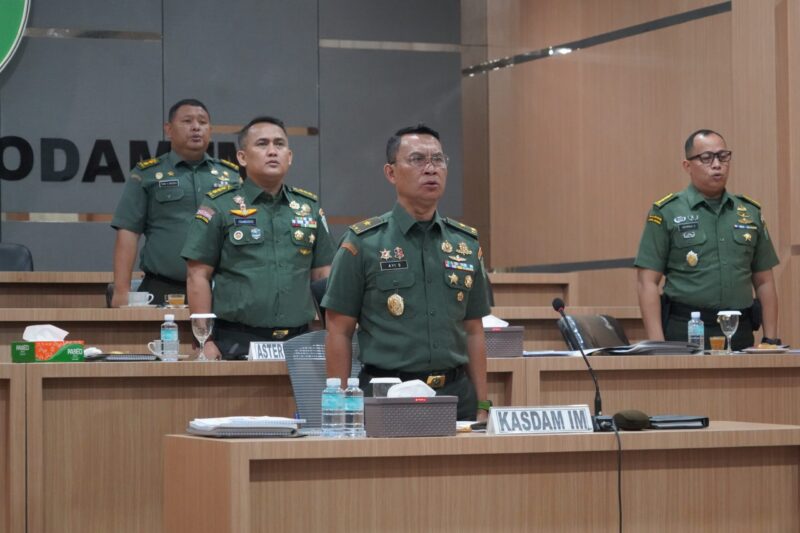 Brigadir Jenderal TNI Ayi Supriatna, S.I.P., M.M., menghadiri Rapat Koordinasi Teknis (Rakornis) TNI Manunggal Membangun Desa (TMMD) ke-123 Tahun 2025 di Ruang Vicon Puskodal Kodam IM, pada Kamis (6/2/2025).
