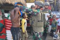  Yonif 112/Dharma Jaya (DJ) menggelar kegiatan sosial dengan membagikan pakaian kepada warga di Distrik Tinggi Nambut, Kabupaten Puncak Jaya, Papua, pada Rabu (5/2/2025).