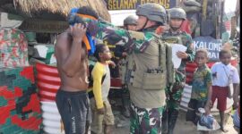  Yonif 112/Dharma Jaya (DJ) menggelar kegiatan sosial dengan membagikan pakaian kepada warga di Distrik Tinggi Nambut, Kabupaten Puncak Jaya, Papua, pada Rabu (5/2/2025).
