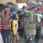  Yonif 112/Dharma Jaya (DJ) menggelar kegiatan sosial dengan membagikan pakaian kepada warga di Distrik Tinggi Nambut, Kabupaten Puncak Jaya, Papua, pada Rabu (5/2/2025).