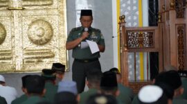  Prajurit dan Pegawai Negeri Sipil (PNS) Kodam Iskandar Muda menggelar peringatan Isra' Mi'raj Nabi Muhammad SAW Tahun 1446 H/2025 M di Masjid Babul Mawaddah, Makodam IM, pada Kamis (6/2/2025). 
