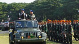  Kepala Kelompok Staf Ahli (Kapok Sahli) Pangdam IM, Brigjen TNI Senmart Tonda, S.Sos., memimpin Upacara Gelar Operasi Penegakan dan Penertiban (Gaktib) Waspada Wira Rencong dan Yustisi Citra Wira Rencong Polisi Militer Tahun Anggaran 2025 di Lapangan Blang Padang, Kota Banda Aceh pada Senin, (10/02/25) pagi.   