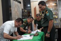  Mayjen TNI Niko Fahrizal, M.Tr.(Han)., menyaksikan penandatanganan Perjanjian Kerja Sama Teknis antara Kodam IM dan PTPN IV Regional VI. Kesepakatan ini ditandatangani oleh Asisten Teritorial Kasdam IM, Kolonel Inf Fransisco, S.E., M.I.Kom., dan Region Head PTPN IV Regional VI,  Syahriadi Siregar, dalam sebuah acara yang berlangsung di ruang kerja Pangdam IM, selasa 11/2/2025.