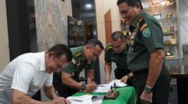  Mayjen TNI Niko Fahrizal, M.Tr.(Han)., menyaksikan penandatanganan Perjanjian Kerja Sama Teknis antara Kodam IM dan PTPN IV Regional VI. Kesepakatan ini ditandatangani oleh Asisten Teritorial Kasdam IM, Kolonel Inf Fransisco, S.E., M.I.Kom., dan Region Head PTPN IV Regional VI,  Syahriadi Siregar, dalam sebuah acara yang berlangsung di ruang kerja Pangdam IM, selasa 11/2/2025.