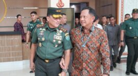 Mayor Jenderal TNI Niko Fahrizal, M.Tr.(Han), menyambut kedatangan Menteri Dalam Negeri (Mendagri) RI, Jenderal Pol. (Purn.) Prof. Drs. H. Muhammad Tito Karnavian, B.A., M.A., Ph.D., dan Menteri Ekonomi Kreatif (Menekraf) RI, Teuku Riefky Harsya, di Bandara Internasional Sultan Iskandar Muda, Aceh Besar, Selasa (11/2/2025).
