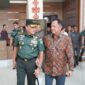 Mayor Jenderal TNI Niko Fahrizal, M.Tr.(Han), menyambut kedatangan Menteri Dalam Negeri (Mendagri) RI, Jenderal Pol. (Purn.) Prof. Drs. H. Muhammad Tito Karnavian, B.A., M.A., Ph.D., dan Menteri Ekonomi Kreatif (Menekraf) RI, Teuku Riefky Harsya, di Bandara Internasional Sultan Iskandar Muda, Aceh Besar, Selasa (11/2/2025).
