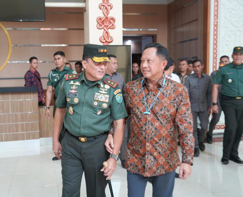 Mayor Jenderal TNI Niko Fahrizal, M.Tr.(Han), menyambut kedatangan Menteri Dalam Negeri (Mendagri) RI, Jenderal Pol. (Purn.) Prof. Drs. H. Muhammad Tito Karnavian, B.A., M.A., Ph.D., dan Menteri Ekonomi Kreatif (Menekraf) RI, Teuku Riefky Harsya, di Bandara Internasional Sultan Iskandar Muda, Aceh Besar, Selasa (11/2/2025).
