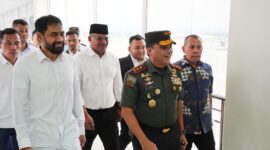 Mayor Jenderal TNI Niko Fahrizal, M.Tr. (Han), mengantar keberangkatan Menteri Dalam Negeri Menteri Ekonomi Kreatif di Bandara Internasional Sultan Iskandar Muda (SIM), Aceh Besar, Rabu (12/2/2025).