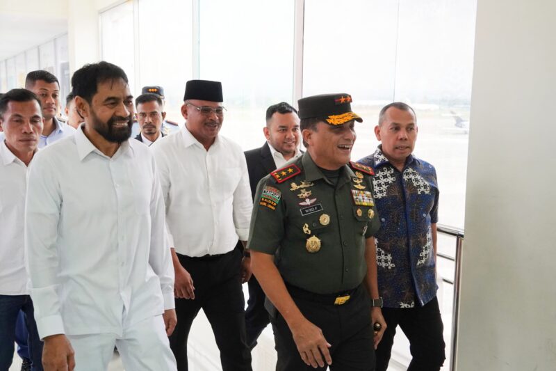  Mayor Jenderal TNI Niko Fahrizal, M.Tr. (Han), mengantar keberangkatan Menteri Dalam Negeri Menteri Ekonomi Kreatif di Bandara Internasional Sultan Iskandar Muda (SIM), Aceh Besar, Rabu (12/2/2025).