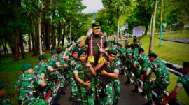 Mayor Jenderal TNI Niko Fahrizal, M.Tr. (Han), didampingi Ketua Persit Kartika Chandra Kirana Daerah Iskandar Muda, Ny. Eva Niko Fahrizal, melaksanakan kunjungan kerja ke Batalyon Infanteri 114/Satria Musara pada Jumat (14/2/2025).