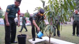  Mayor Jenderal TNI Niko Fahrizal, M.Tr. (Han) memerintahkan Komandan Korem (Danrem) 011/Lilawangsa Kolonel Inf Ali Imran untuk mengerahkan prajurit di jajarannya dalam rangka mendukung program Go Green, Indonesia Zero Emission ratusan bibit pohon mahoni di Bukit Aseigrah, Desa Alue Rime, Kecamatan Pirak Timu, Kabupaten Aceh Utara, Rabu (12/2/2025). 