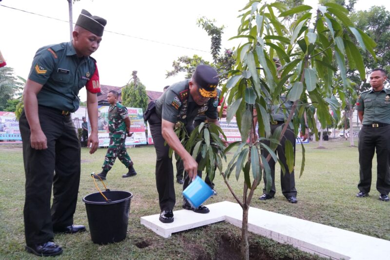  Mayor Jenderal TNI Niko Fahrizal, M.Tr. (Han) memerintahkan Komandan Korem (Danrem) 011/Lilawangsa Kolonel Inf Ali Imran untuk mengerahkan prajurit di jajarannya dalam rangka mendukung program Go Green, Indonesia Zero Emission ratusan bibit pohon mahoni di Bukit Aseigrah, Desa Alue Rime, Kecamatan Pirak Timu, Kabupaten Aceh Utara, Rabu (12/2/2025). 