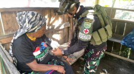 Satgas Yonif 112/DJ Kodam Iskandar Muda melaksanakan kegiatan sosial dengan membagikan paket sembako dan pakaian layak pakai kepada warga Kampung Wandenggombak, Distrik Kalisemen, Kabupaten Puncak Jaya, Provinsi Papua, pada Senin (17/2/2025).