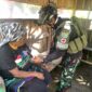 Satgas Yonif 112/DJ Kodam Iskandar Muda melaksanakan kegiatan sosial dengan membagikan paket sembako dan pakaian layak pakai kepada warga Kampung Wandenggombak, Distrik Kalisemen, Kabupaten Puncak Jaya, Provinsi Papua, pada Senin (17/2/2025).