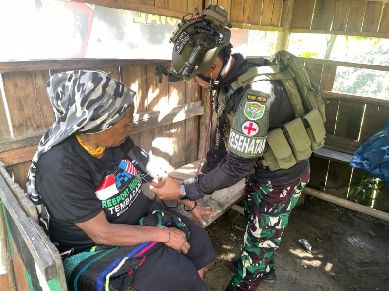 Satgas Yonif 112/DJ Kodam Iskandar Muda melaksanakan kegiatan sosial dengan membagikan paket sembako dan pakaian layak pakai kepada warga Kampung Wandenggombak, Distrik Kalisemen, Kabupaten Puncak Jaya, Provinsi Papua, pada Senin (17/2/2025).