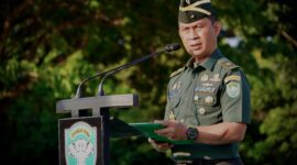 Brigjen TNI Ayi Supriatna, S.I.P., M.M., bertindak sebagai Inspektur Upacara mewakili Pangdam Iskandar Muda, Mayor Jenderal TNI Niko Fahrizal, M.Tr. (Han), dalam Upacara Bulanan yang berlangsung di Lapangan Blang Padang, Kota Banda Aceh, Senin (17/2/2025). 